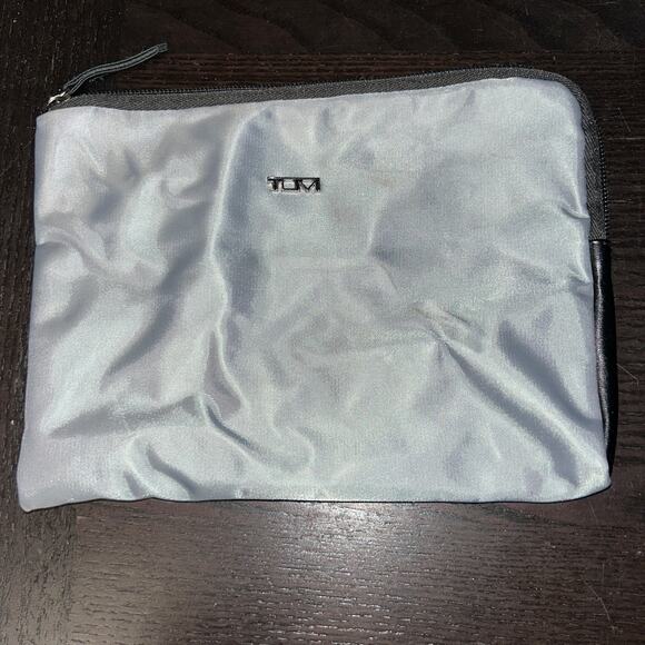 Tumi for Delta Gray Mini Toiletry Bag 8.5" x 6.5" - Picture 1 of 4